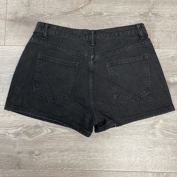 NWT PrettyLittleThing Black Wash Denim Jean Mom Shorts High Rise 4 - Picture 14 of 14